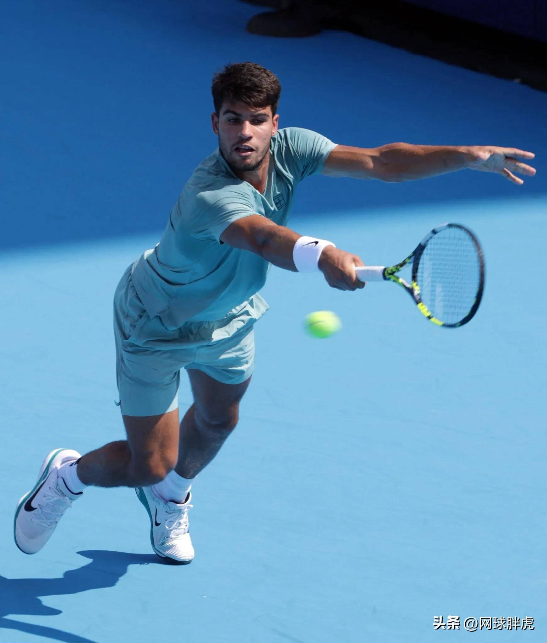 包含西班牙网球队轻取世界网球队，费德勒一己之力扛起全队的词条