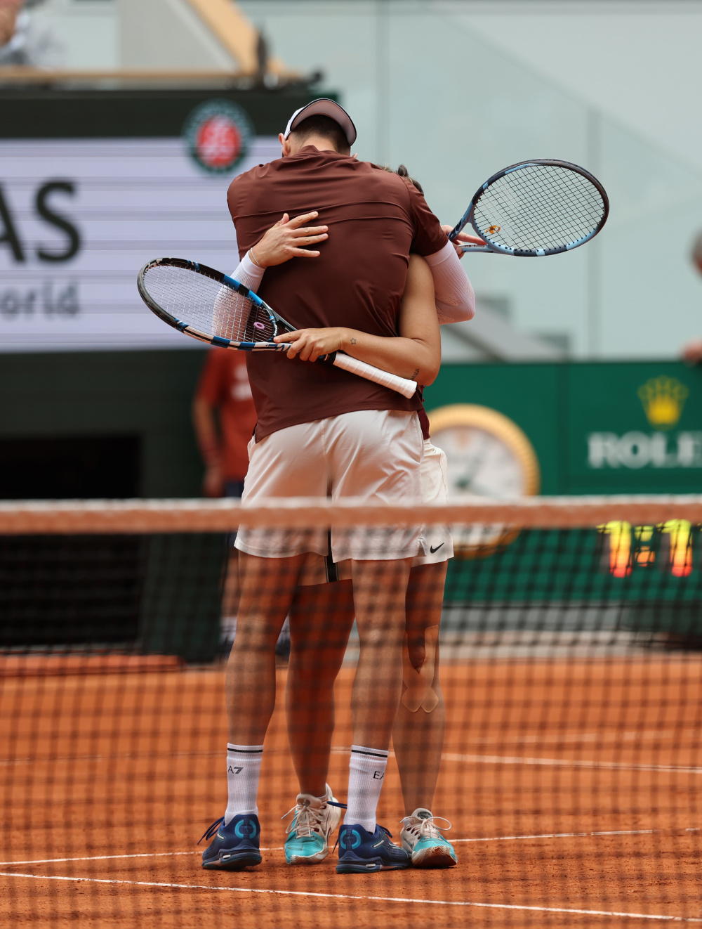 世界网球队险胜意大利网球队,费德勒完成帽子戏法的简单介绍 世界网球队险胜意大利网球队,费德勒完成帽子戏法的简单介绍