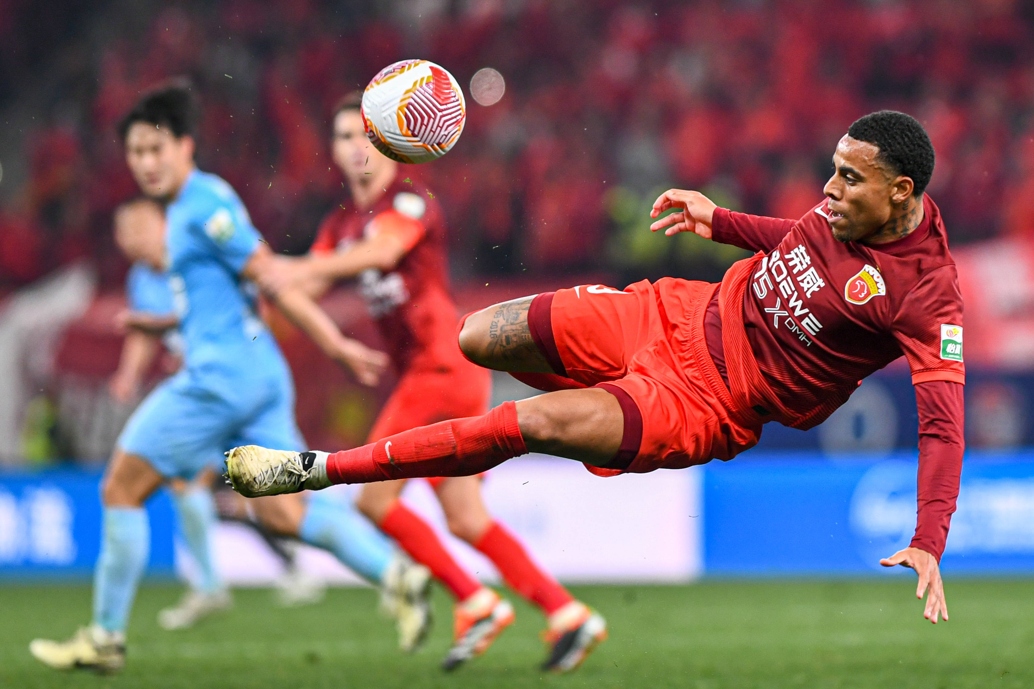 索伯车队逆转红牛二队，阿隆索刷新纪录