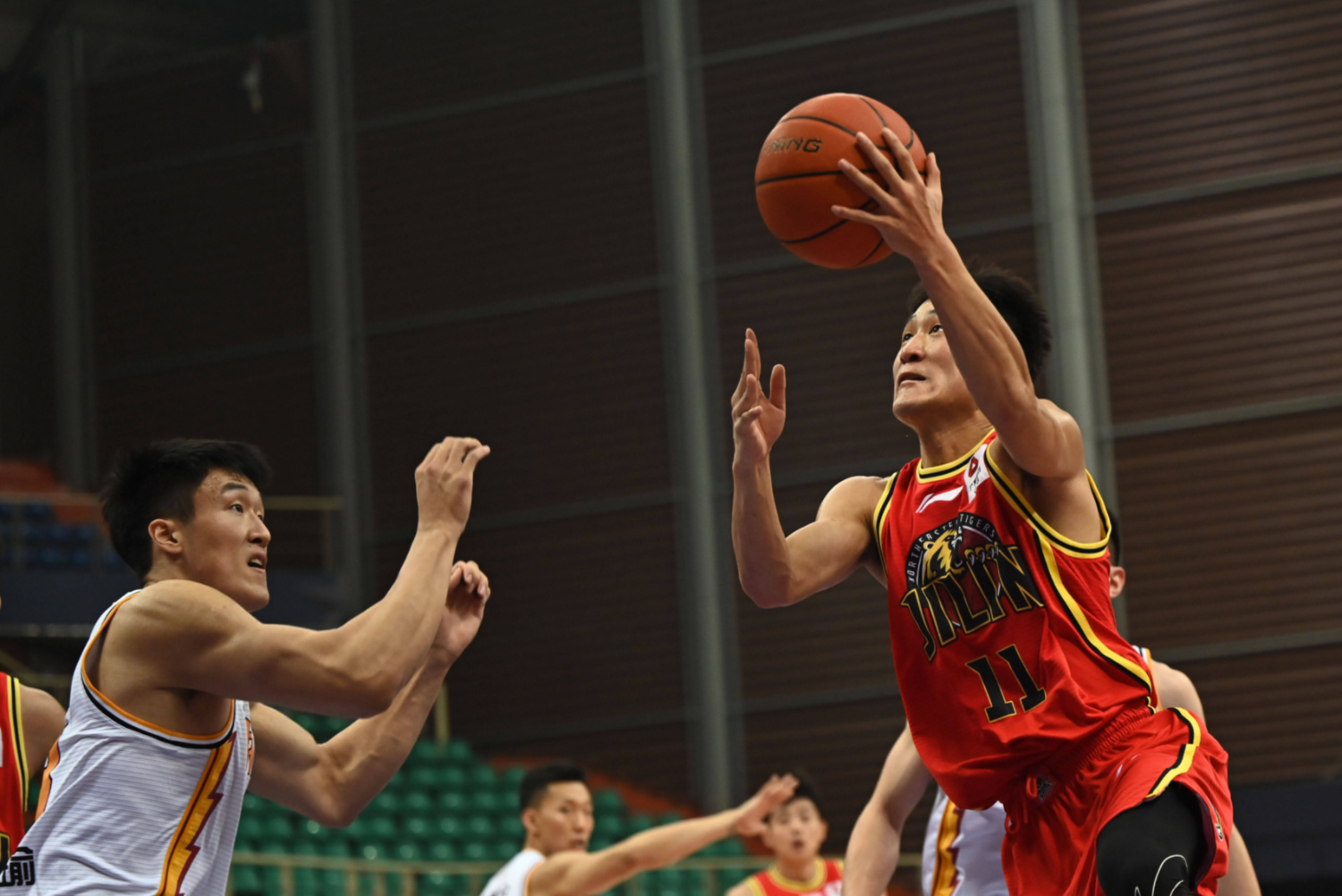 吉林男篮客场惊险战胜上海，喜迎胜利