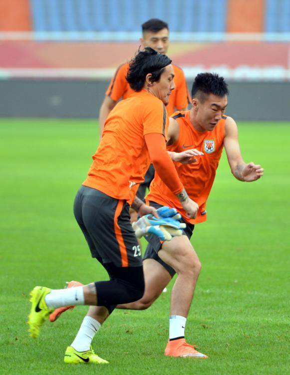 赛季最后一战，队伍凭借团结获胜