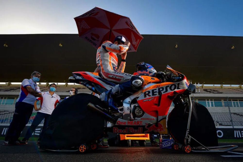 赛季最后一战，队伍凭借团结获胜