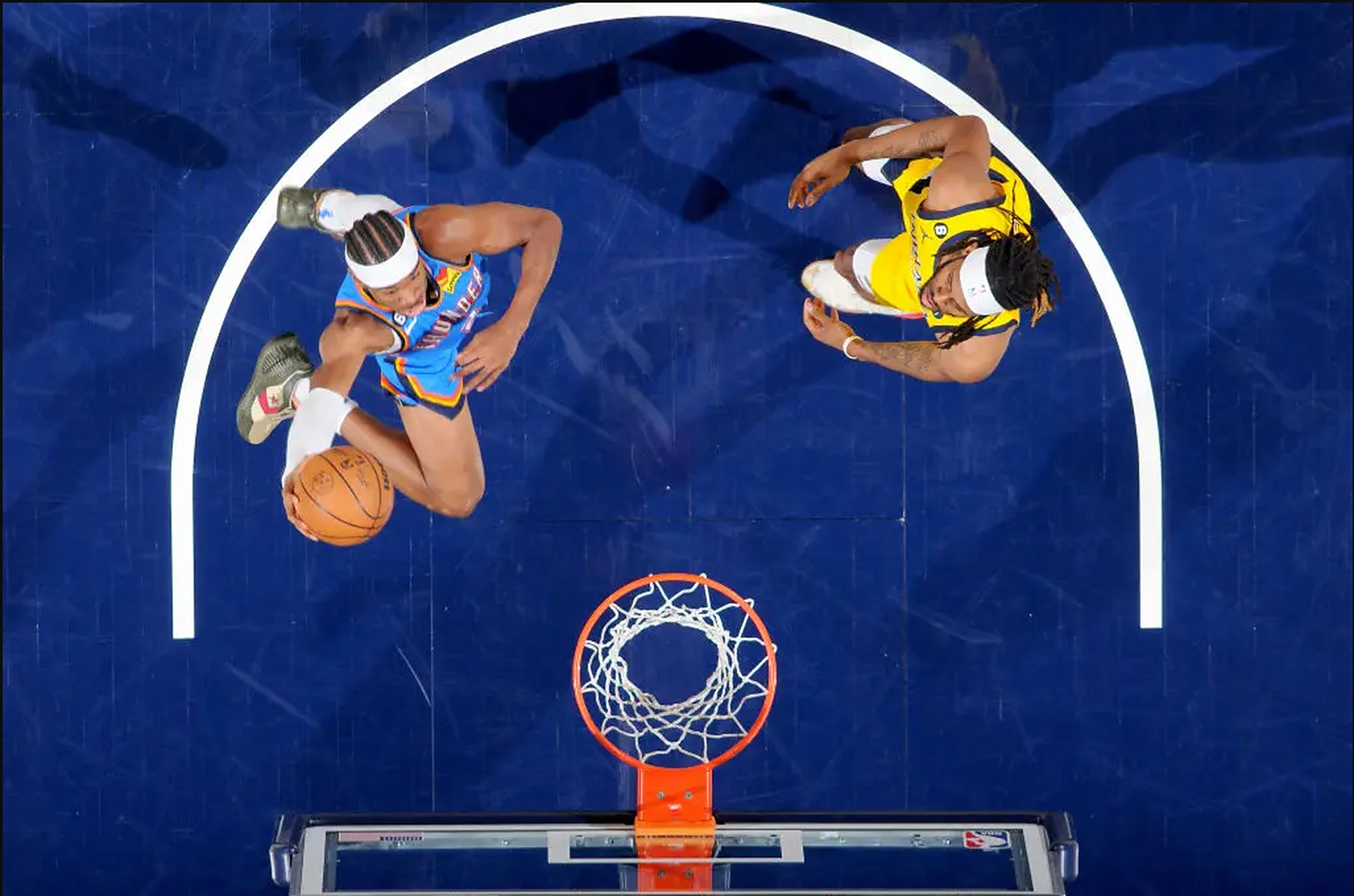 美国NBA球员在国外比赛中攀登高峰