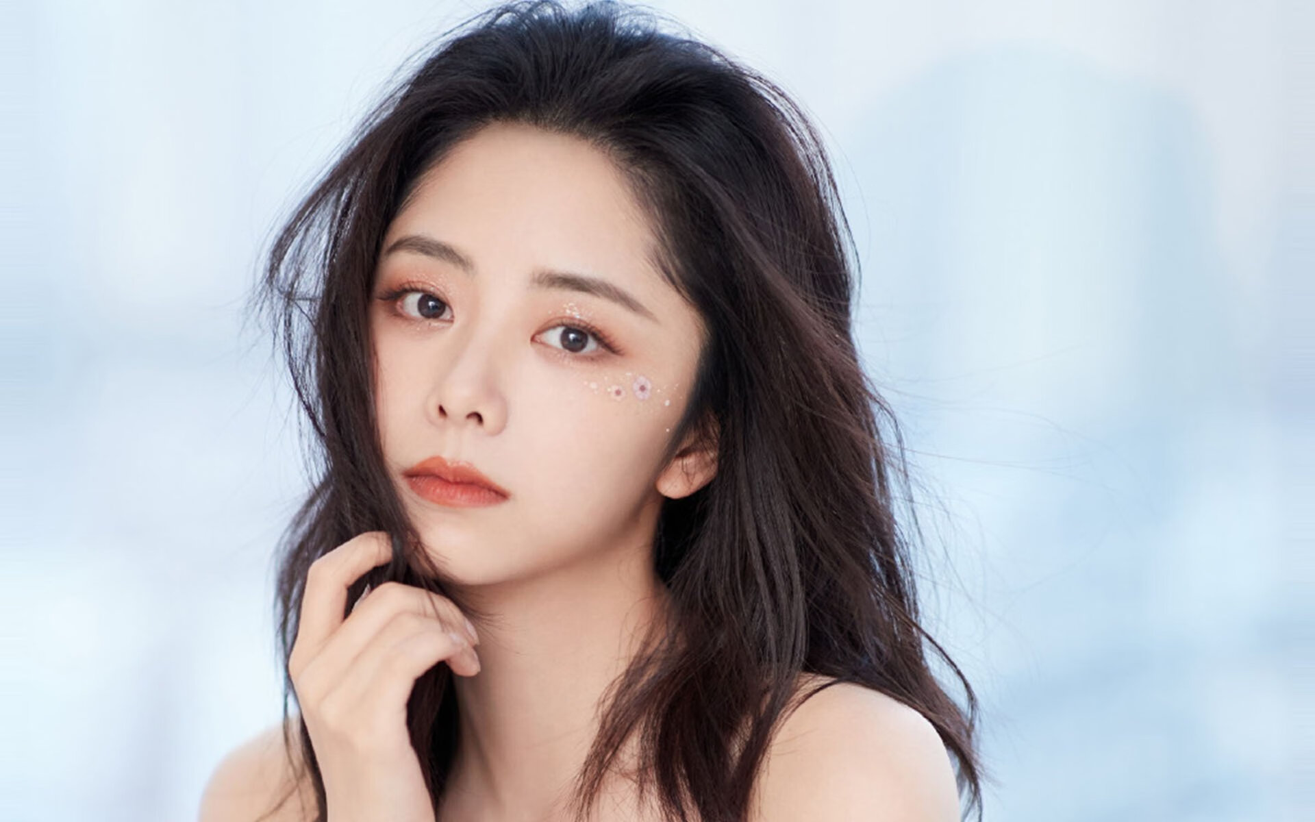 体育史上的双重震撼，乌克兰足球速胜英格兰，戈麦斯F1夺冠接管赛季争冠