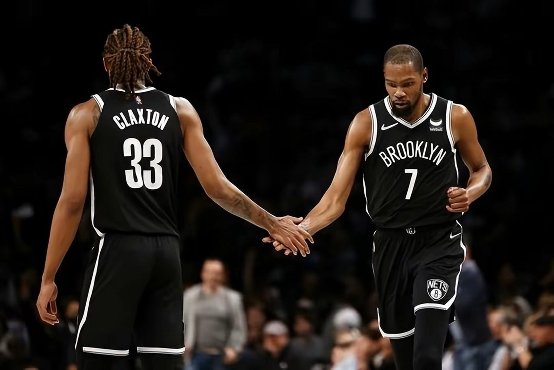 欧冠淘汰赛焦点战，灰熊险胜篮网